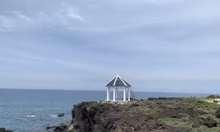 Tháo dỡ điểm dừng chân du lịch xây trên bãi đá nham thạch ngàn năm tuổi ở đảo Bé-Lý Sơn