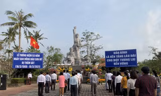 Dâng hương tưởng niệm. Ảnh: Nguyễn Ngọc 