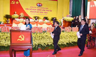 Ủy viên dự khuyết Trung ương Đảng, Bí thư Tỉnh ủy, Chủ tịch HĐND tỉnh Bùi Thị Quỳnh Vân bỏ phiếu bầu Ban Chấp hành Đảng bộ tỉnh khóa XX. Ảnh: PV 