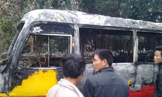 Chiếc xe khách bi cháy nham nhở