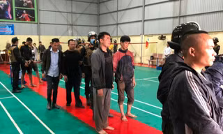 47 đối tượng tham gia đá gà tại sới bị tạm giữ - Ảnh: Hoàng Long