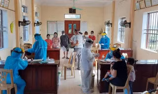 Xét nghiệm, khẩn trương truy vết tại các điểm mới xuất hiện dịch tại Nam Định. Ảnh: Hoàng Long