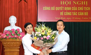 Chủ tịch UBND tỉnh Ninh Bình (phải) trao quyết định và chúc mừng tân Phó Giám đốc Sở Kế hoạch- Đầu tư Tạ Hoàng Hùng - Ảnh: Hoàng Long