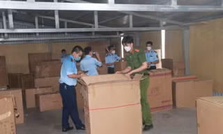 Kho hang chứa hàng chục nghìn sản phẩm đồ chơi trẻ em không có nguồn gốc, xuất xứ bị phát hiện tại Nam Định - Ảnh: Hoàng Long