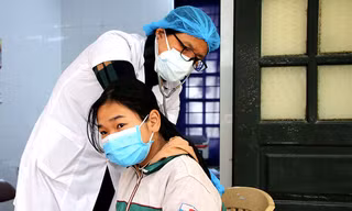 Một học sinh tiểu học tại Hà Nam được khám, điều trị COVID-19 tại nhà - Ảnh: GN