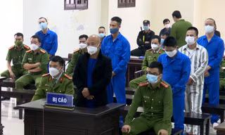 Sáng 17/11, Đường "Nhuệ" và đồng bọn bị xét xử về tội "Cưỡng đoạt tài sản" trong lĩnh vực hoả táng - Ảnh: Hoàng Long
