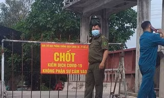 Lực lượng chức năng phong toả khu vực cư trú của người vừa có kết quả dương tính với SARS-CoV-2 - Ảnh: Hoàng Long