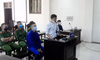 Bị cáo Bùi Xuân Đại (áo trắng) bị xử 14 năm tù vì nổ súng bắn người khác - Ảnh: Hoàng Long