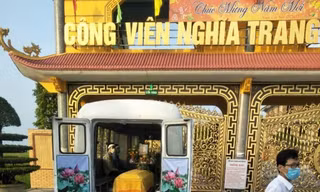 Xe tang bị chặn lại, không được vào đài hoả táng ở Nam Định vì không sử mua quan tài, thuê xe giá cao của chủ đài hoả táng - Ảnh: Hoàng Long