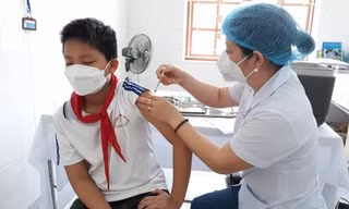 Thái Bình đã cơ bản hoàn thành tiêm vắc xin COVID-19 mũi 3 cho người từ 18 tuổi trở lên và tiêm vắc xin cho trẻ em - Ảnh: Hoàng Long