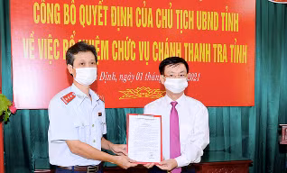 Chủ tịch UBND tỉnh Nam Định (phải) trao quyết định bổ nhiệm cho tân Chánh Thanh tra tỉnh Nam Định. Ảnh: Hoàng Long