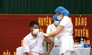 Xét nghiệm, khoanh vùng dịch và tiêm vắc xin là 2 giải pháp chính để dập dịch tại Hà Nam - Ảnh: Hoàng Long