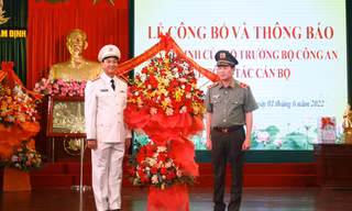 Thứ trưởng Bộ Công an Lê Quốc Hùng (phải) chúc mừng Tân Giám đốc Công an tỉnh Nam Định Trần Minh Tiến - Ảnh: Hoàng Long