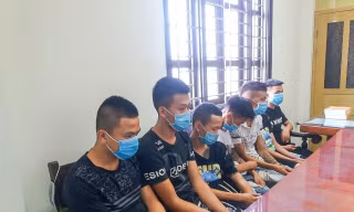 Nhóm thanh, thiếu niên Thái Bình được đưa về Công an thành phố Nam Định để lấy lơi khai - Ảnh: Hoàng Long