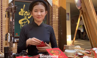 'Bà đồ' xinh như hot girl múa bút bán chữ trên phố Sài Gòn