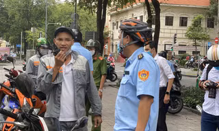 Xử phạt người tụ tập ngồi vỉa hè không đeo khẩu trang ở Sài Gòn
