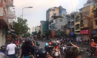 Thanh niên nghi ngáo đá ôm vật giống lựu đạn ở gần ngân hàng Đông Á