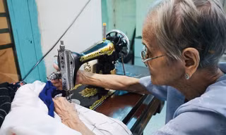 Cảm động Mẹ Việt Nam anh hùng may chăn cho người nghèo dịp Giáng sinh về