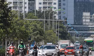 Tuyến đường Lê Văn Lương nắng thiêu đốt đến nỗi mặt đường như bốc hơi, xuất hiện ảo ảnh.