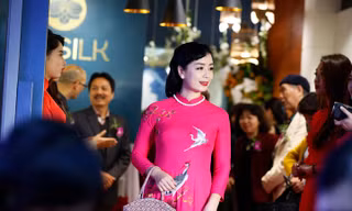 Nghệ sĩ Chiều Xuân rạng rỡ trong áo dài OZ Silk