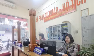 Công sở Hà Nội ngày đầu làm việc: Cán bộ nghiêm túc, công dân thưa vắng 