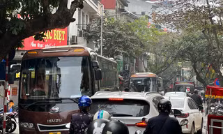 Xe khách limousine 'đại náo' phố cổ Hà Nội