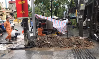 Vỉa hè Hà Nội vừa lát đá tự nhiên 'bền 70 năm' lại bị cày xới