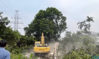 Xe ủi thực hiện cưỡng chế nhà cấp 4 sáng 19/10