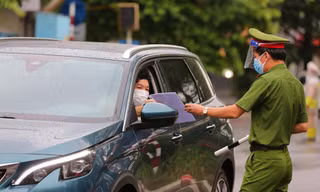 Doanh nghiệp ở Hà Nội 'đau đầu' với thủ tục xin cấp giấy đi đường