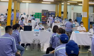 Tiêm vắc xin cho công nhân tại KCN Quang Minh (huyện Mê Linh)