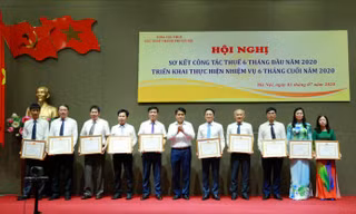 Chủ tịch UBND thành phố Nguyễn Đức Chung trao Bằng khen cho 10 tập thể thuộc Cục thuế Hà Nội