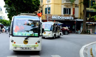 Đoàn xe điện đưa du khách dạo quanh phố cổ. Ảnh Hồ Hạ