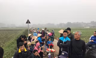 Người dân chặn đường bãi rác Nam Sơn. Ảnh: Trần Thanh