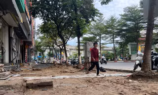 Dịp cuối năm, vỉa hè Thủ đô lại ngổn ngang công trường xây dựng