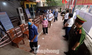 Cử tri đi bầu lại tại xã Tráng Việt. Ảnh: Hoàng Mạnh Thắng