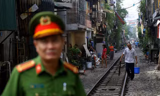 'Xóm cà phê đường tàu' vắng như mùng 1 Tết trong ngày đầu đóng cửa