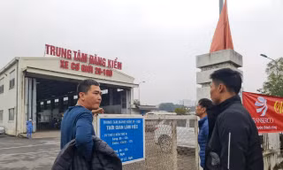 Hà Nội: Vạ vật, ăn ngủ trước trung tâm đăng kiểm 3 ngày chưa xong