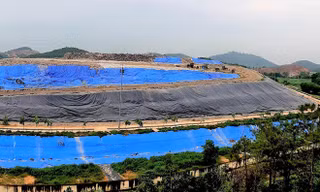 Khu vực chịu ảnh hưởng 500m quanh bãi rác, người dân đang được di dời - Ảnh: Hiểu Minh
