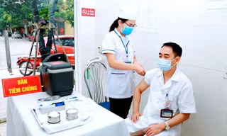 Tiêm vắc xin tại Trung tâm y tế thành phố Vĩnh Yên