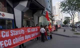 Cư dân Starcity căng băng rôn đòi kinh phí bảo trì từ Chủ đầu tư