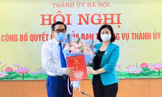 Ông Đỗ Đình Hồng nhận quyết định của Thường trực Thành ủy.