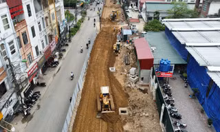 Hà Nội kiểm tra nhà 'siêu mỏng, siêu méo' trên đường Nguyễn Tuân mở rộng