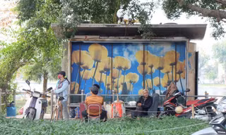 Muôn kiểu ăn uống quanh nhà vệ sinh ở Hà Nội