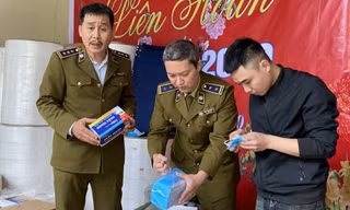 Cục QLTT Hà Nội đang kiểm tra các lô hàng chuẩn bị xuất xưởng