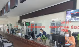 Bộ phận một cửa tại UBND quận Tây Hồ niêm yết đúng giờ làm việc mới.