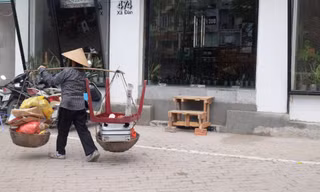 Bắc 'thang' vào nhà sau khi dỡ bậc tam cấp cao cả mét