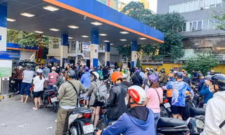 Người dân Hà Nội rồng rắn xếp hàng mua xăng. Ảnh: Duy Phạm