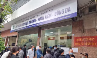 Cảnh đông đúc khi người dân đổ xô đi nộp tiền sử dụng đất trước ngày 1-3-2021