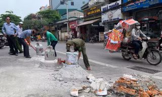 Hà Nội: Phá dỡ loạt trụ bê tông án ngữ trước chung cư