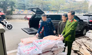 Phát hiện 1 tấn nầm lợn bốc mùi tập kết gần chợ Đồng Xuân